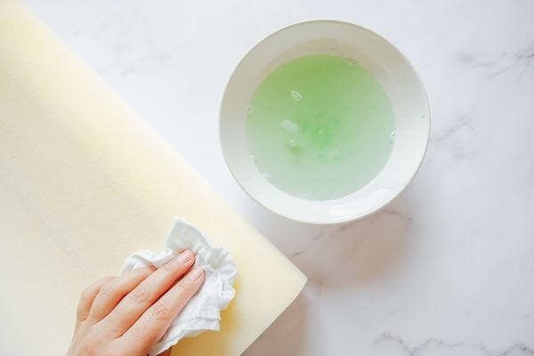 Cách vệ sinh gối cao su non hiệu quả nhất khi gối bị vết bẩn.